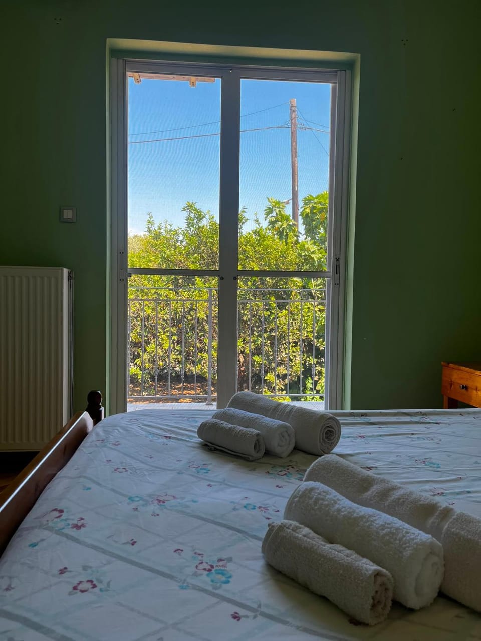 Bed, Bedroom, towels