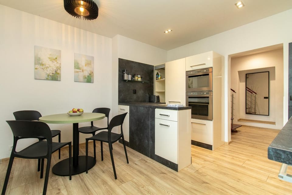 Kitchen or kitchenette, Seating area, Dining area, oven, stove