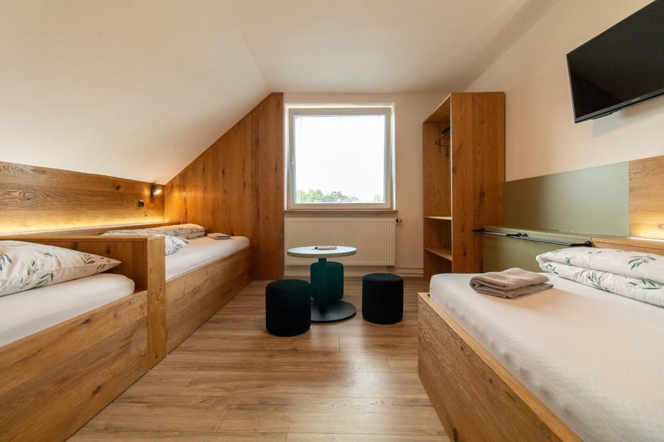Bed, TV and multimedia, Photo of the whole room, Bedroom, towels