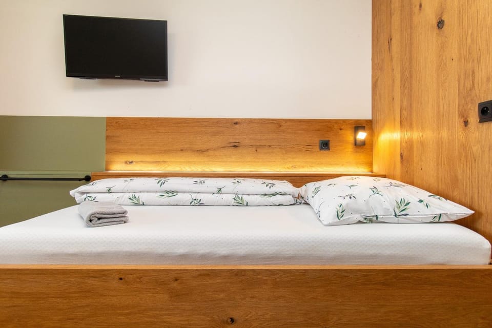 Bed, TV and multimedia, Photo of the whole room