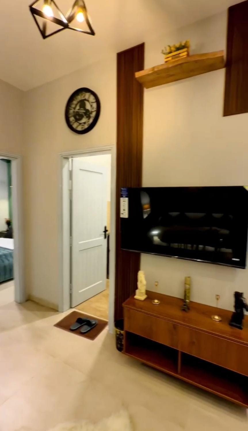 Bed, Photo of the whole room, Bedroom, fireplace, wardrobe