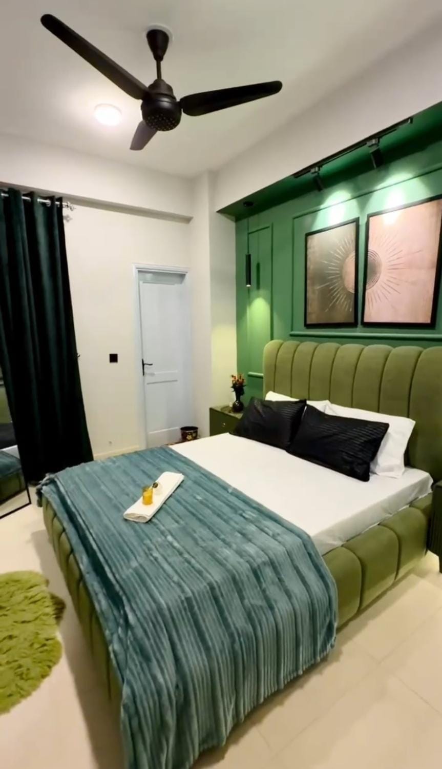 Bed, TV and multimedia, Living room, Photo of the whole room, Seating area, Bedroom, fireplace
