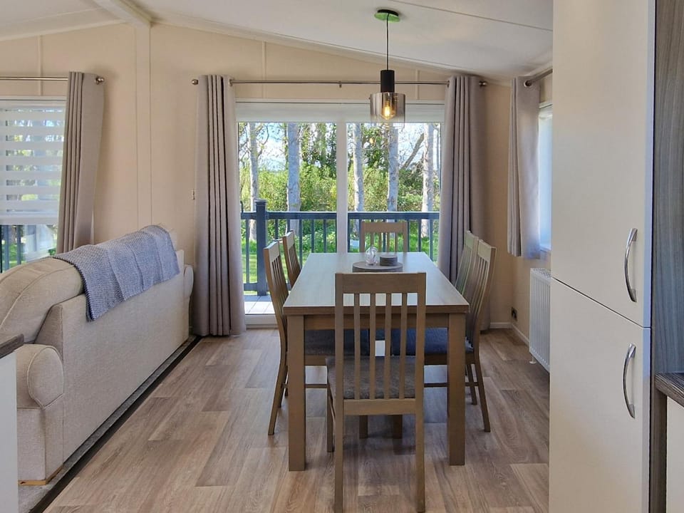 Lodge on the Boulevard with Hot Tub Apartment in Selsey