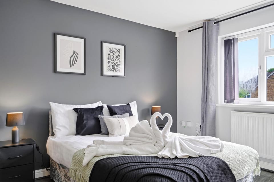 Bed, Bedroom, towels