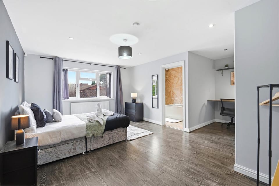 Bed, Photo of the whole room, Bedroom