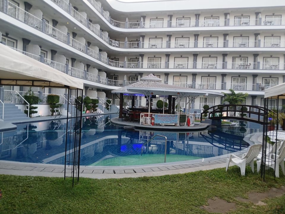 Swimming pool, Swimming pool