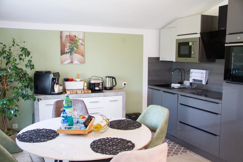 Coffee/tea facilities, Kitchen or kitchenette, oven, stove, toaster