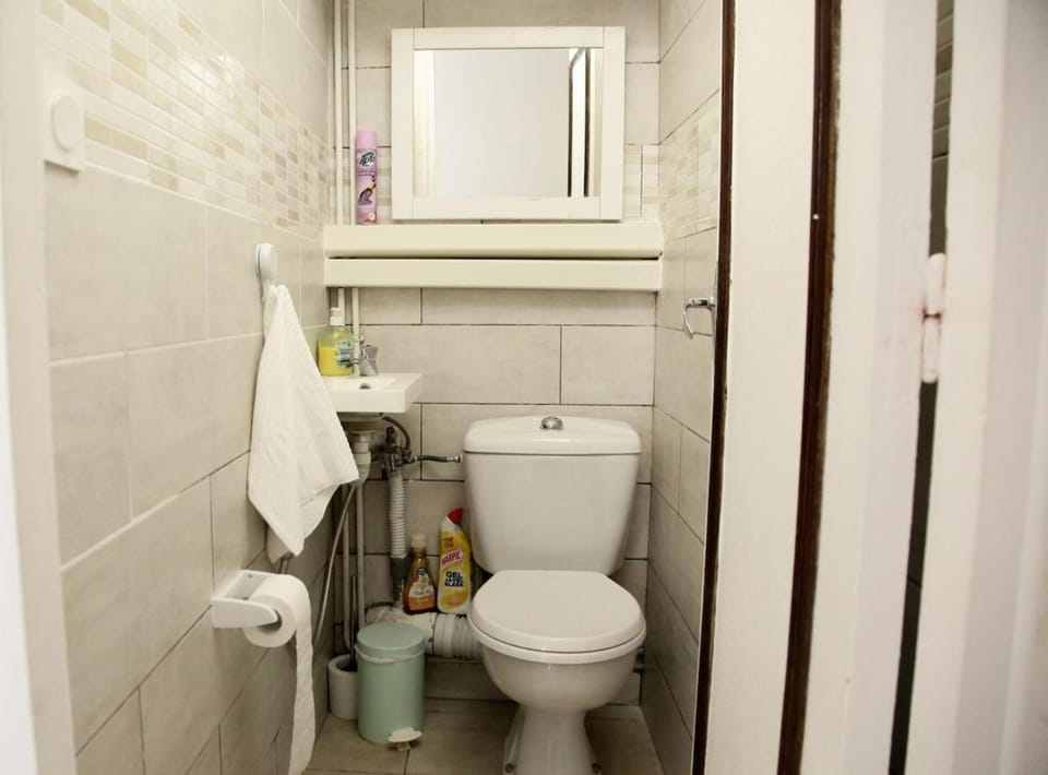 Toilet, bidet, towels