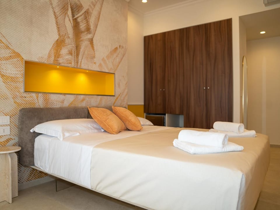 Bed, Photo of the whole room, wardrobe