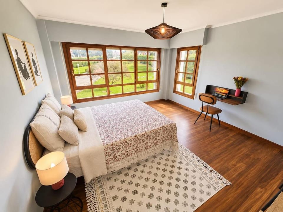 Photo of the whole room, Bedroom