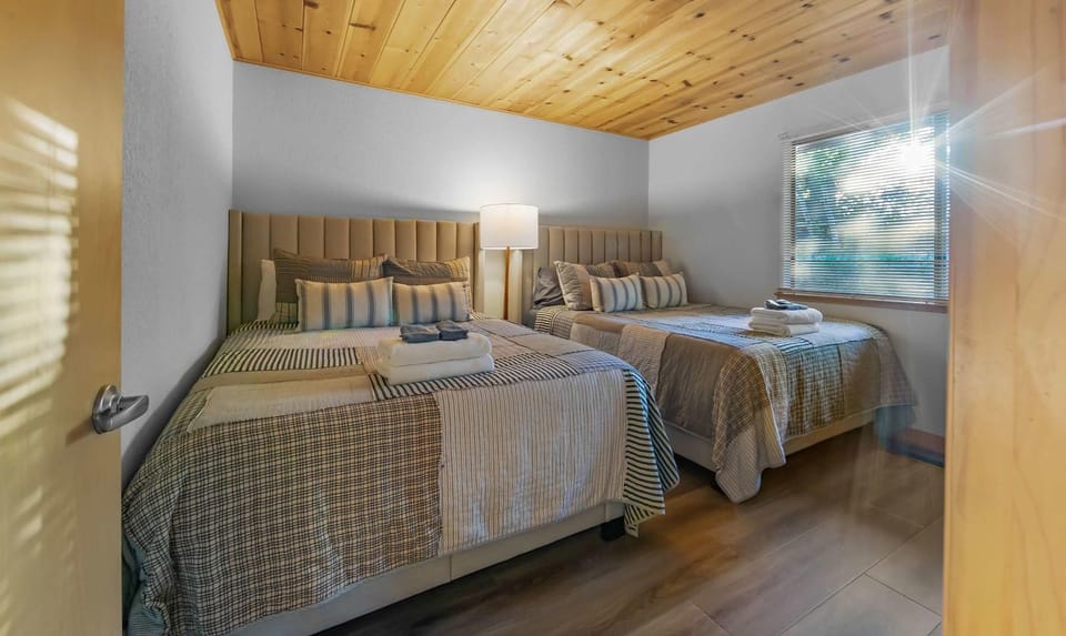 Granite Heights Pet Friendly Retreat House in Round Hill Village