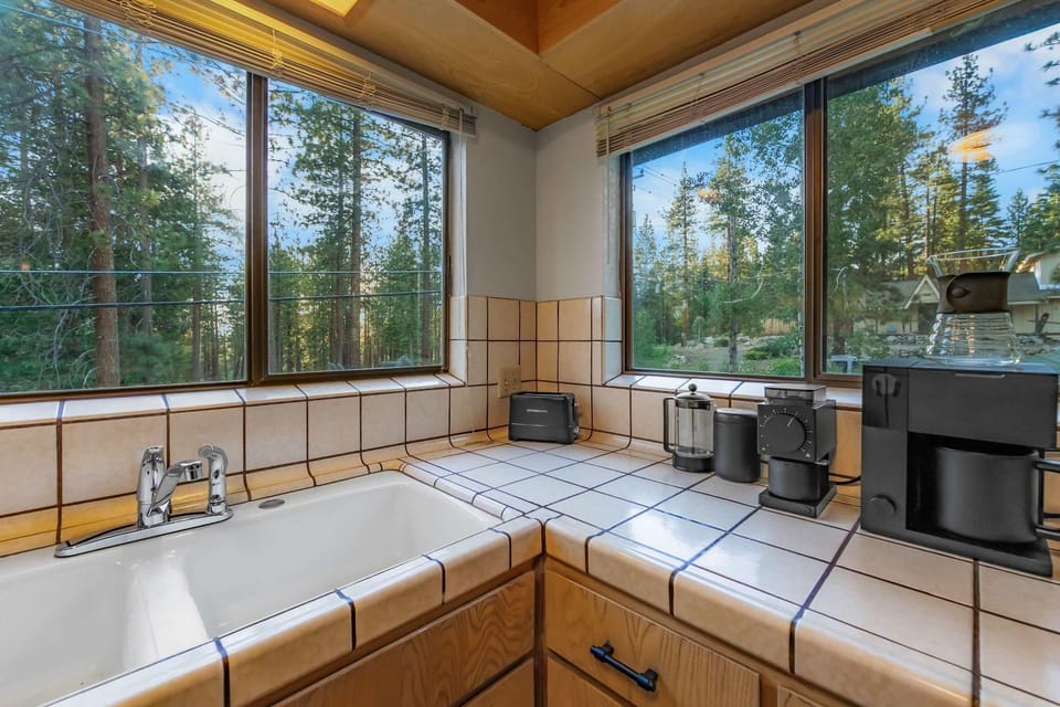 Granite Heights Pet Friendly Retreat House in Round Hill Village