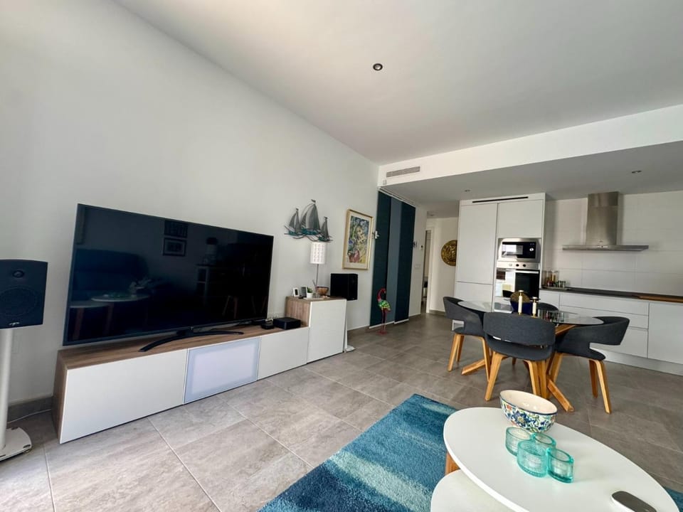 TV and multimedia, Kitchen or kitchenette, Living room, Seating area, Dining area