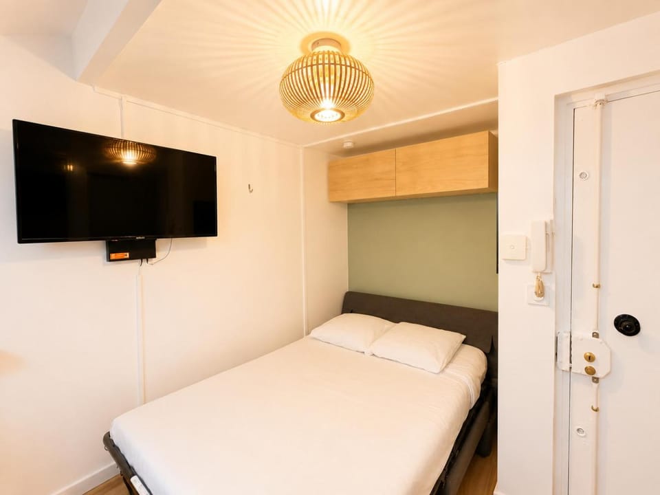 Bed, Photo of the whole room, wardrobe