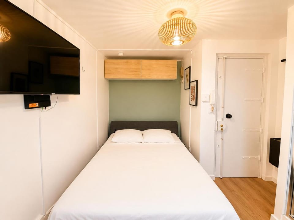 Bed, TV and multimedia, Photo of the whole room, Bedroom, wardrobe