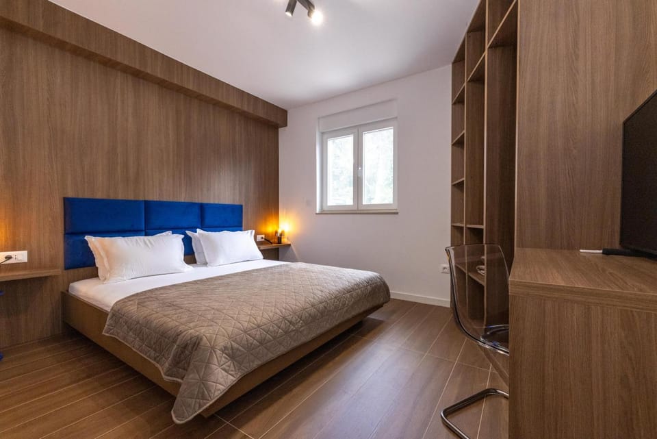 Bed, TV and multimedia, Bedroom, wardrobe