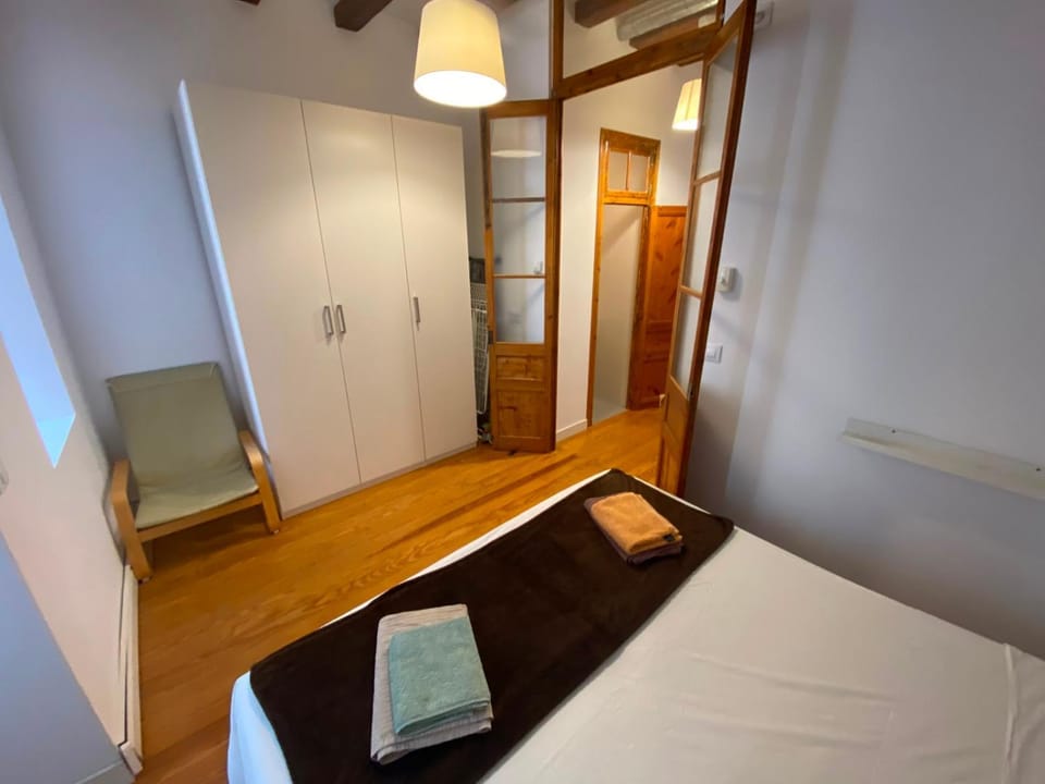Photo of the whole room, Bedroom, wardrobe