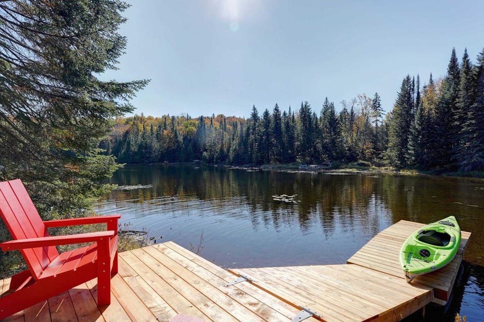 Manoir du Lac - Luxury Lakefront and spa Chalet in Saint-Donat