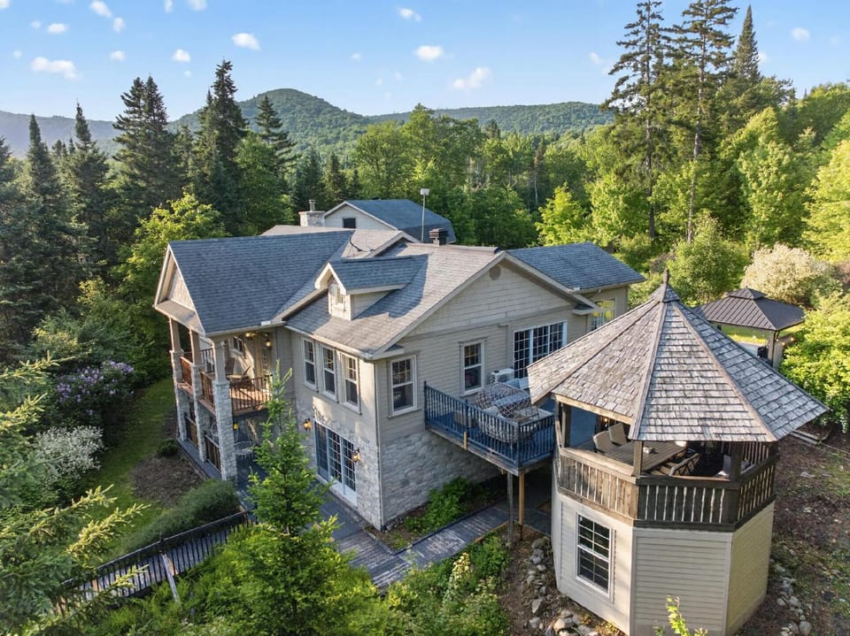 Manoir du Lac - Luxury Lakefront and spa Chalet in Saint-Donat