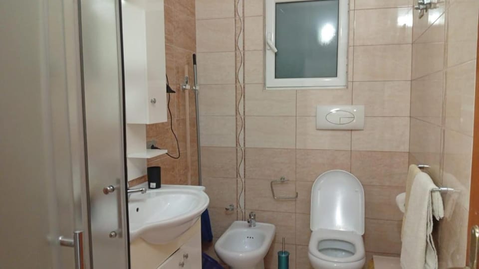 Shower, Toilet, Bathroom, bidet, towels