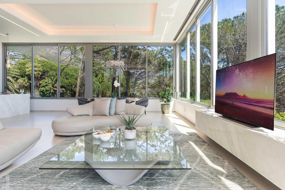 The Glasshouse - Camps Bay Views Luxury Jacuzzi House in Camps Bay