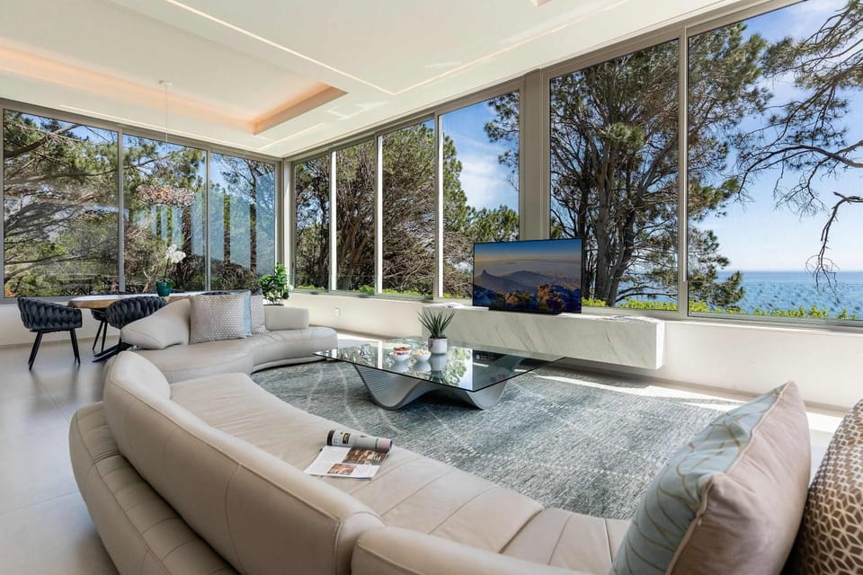 The Glasshouse - Camps Bay Views Luxury Jacuzzi House in Camps Bay