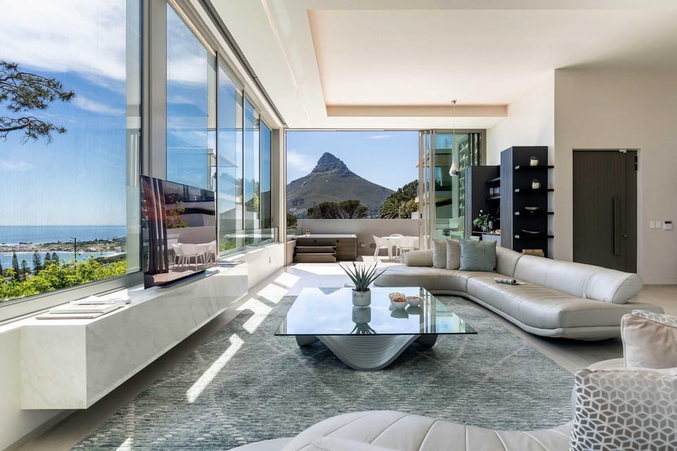 The Glasshouse - Camps Bay Views Luxury Jacuzzi House in Camps Bay