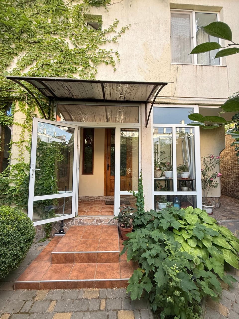 Facade/entrance