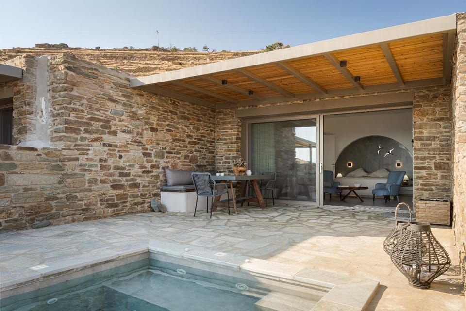 Patio, Day, Hot Tub, Dining area, sunbed