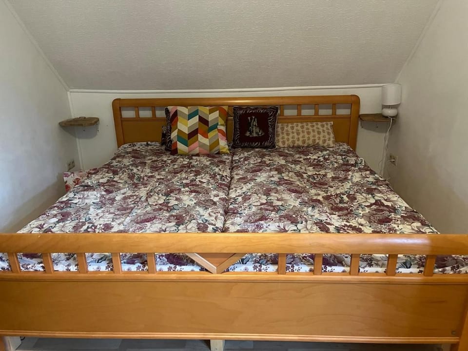 Family Home in Krefeld with 2 Bedrooms, Free Parking Apartment in Krefeld