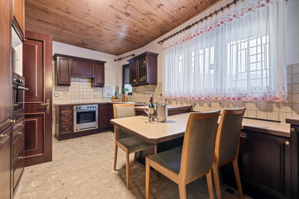 Kitchen or kitchenette, Dining area, dishwasher, minibar, oven, pet friendly, stove