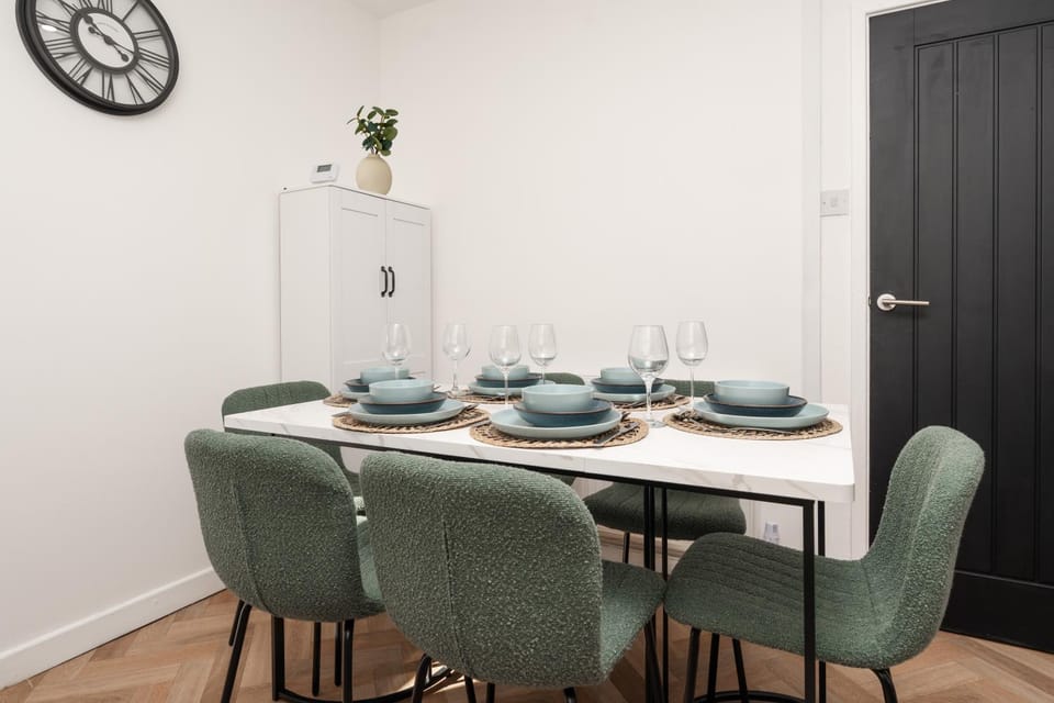 Seating area, Dining area