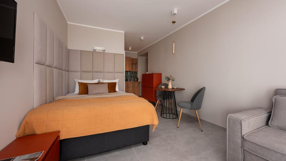Bed, Living room, Photo of the whole room, Seating area, Bedroom