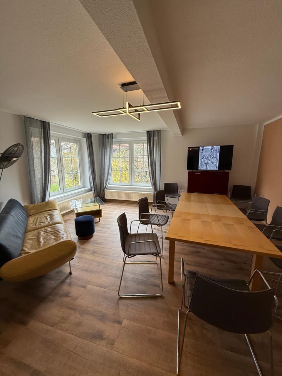TV and multimedia, Living room, Seating area, Dining area