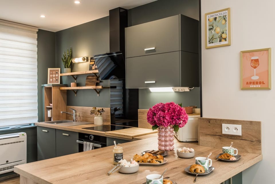 Kitchen or kitchenette, Food and drinks, Food, stove, toaster