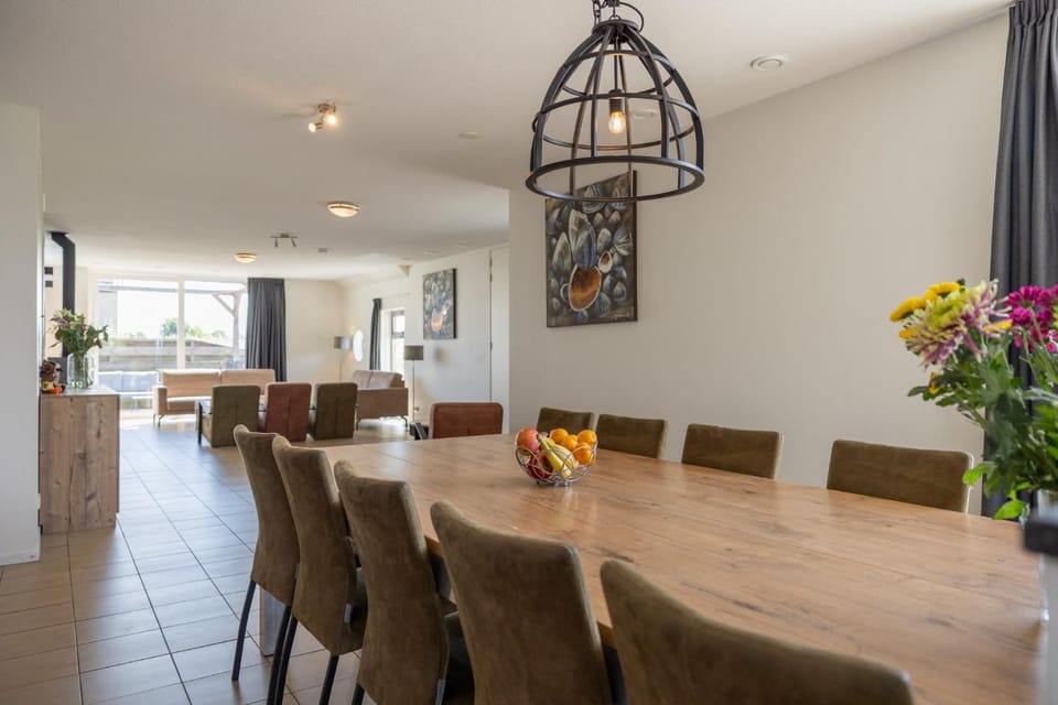 Familieboerderij met privé binnenzwembad en sauna | 10 personen House in Friesland, Netherlands
