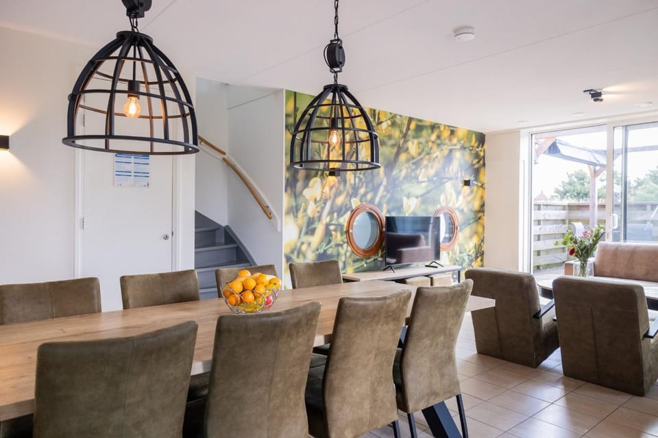 Familieboerderij met privé binnenzwembad en sauna | 12 personen House in Friesland, Netherlands