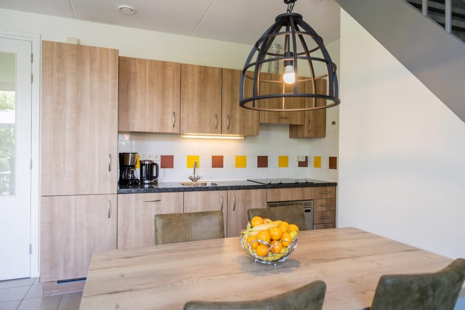 Familieboerderij met privé binnenzwembad en sauna | 12 personen House in Friesland, Netherlands