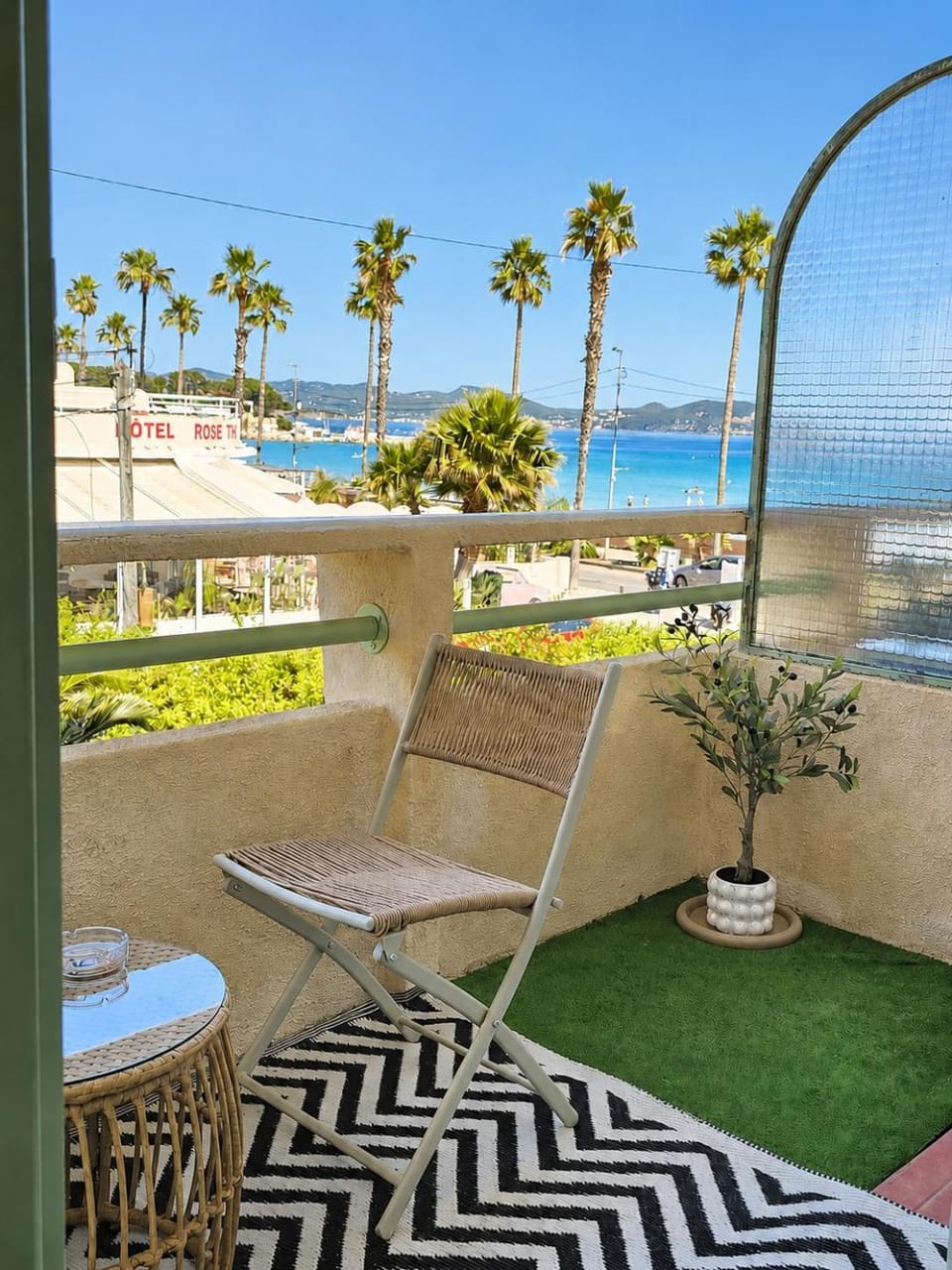 Patio, Day, Natural landscape, View (from property/room), Balcony/Terrace, Living room, Seating area, Beach, Sea view, sunbed
