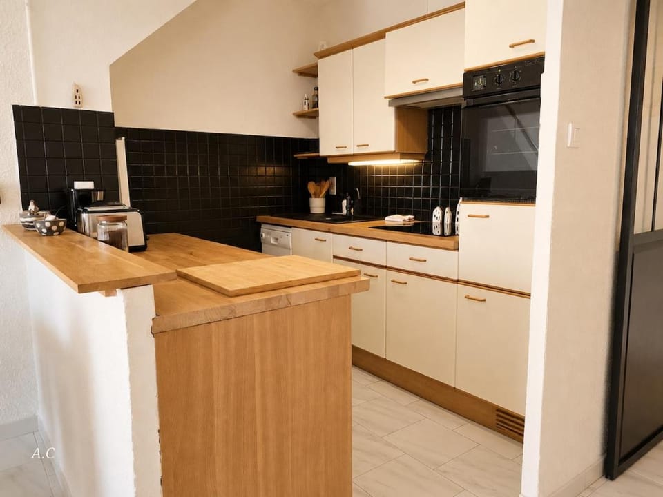 Coffee/tea facilities, Kitchen or kitchenette, oven, stove, toaster