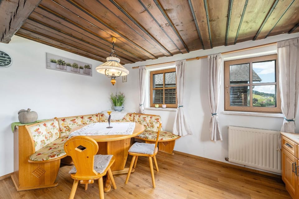 Seating area, Dining area
