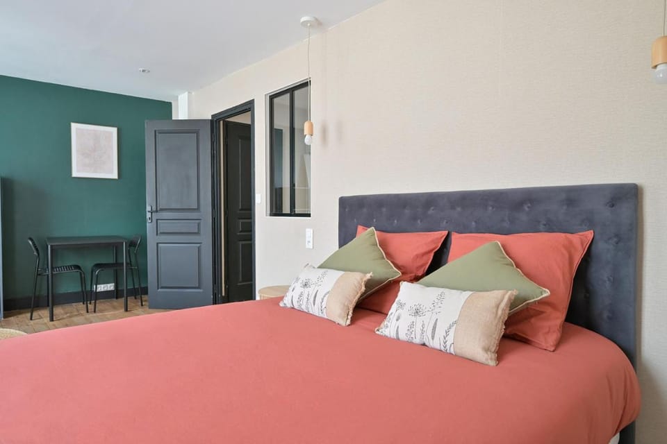 Bed, Photo of the whole room
