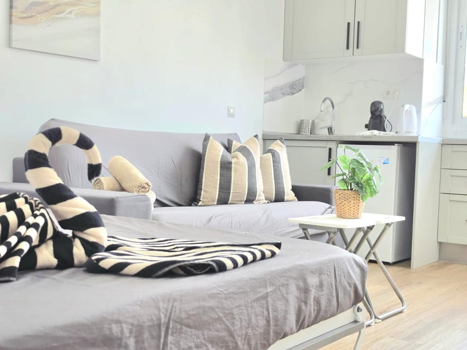 Bed, Living room, Photo of the whole room, Seating area