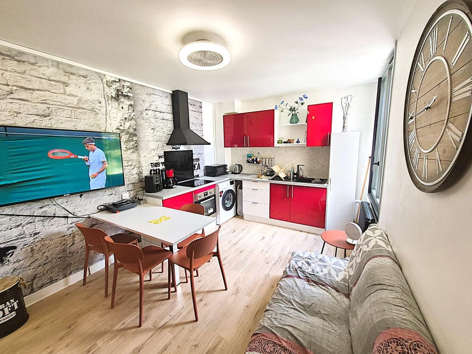 TV and multimedia, Kitchen or kitchenette, Living room, Seating area, Dining area, minibar, oven, pet friendly, stove