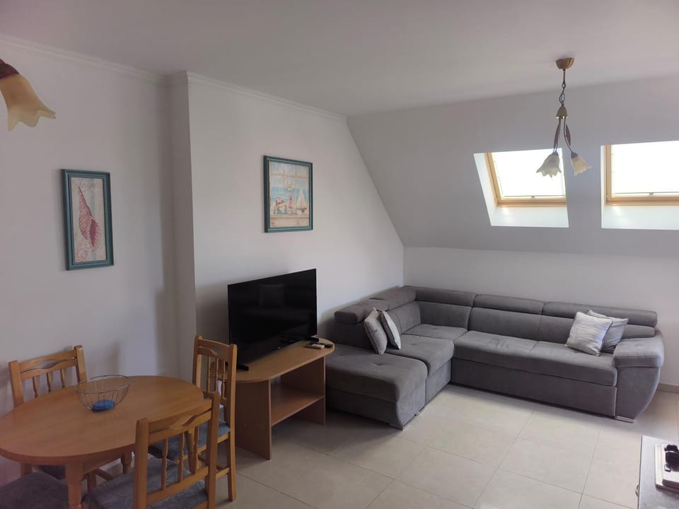 Communal lounge/ TV room, TV and multimedia, Living room, Dining area