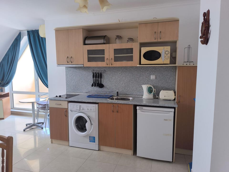 Kitchen or kitchenette, stove, washing machine