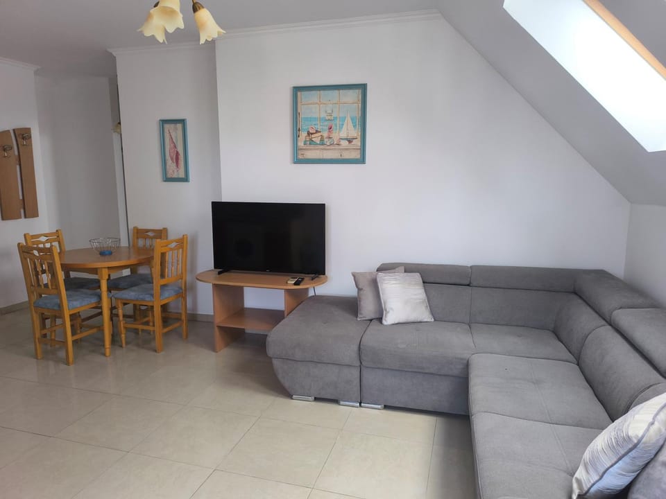 Communal lounge/ TV room, TV and multimedia, Living room, Dining area