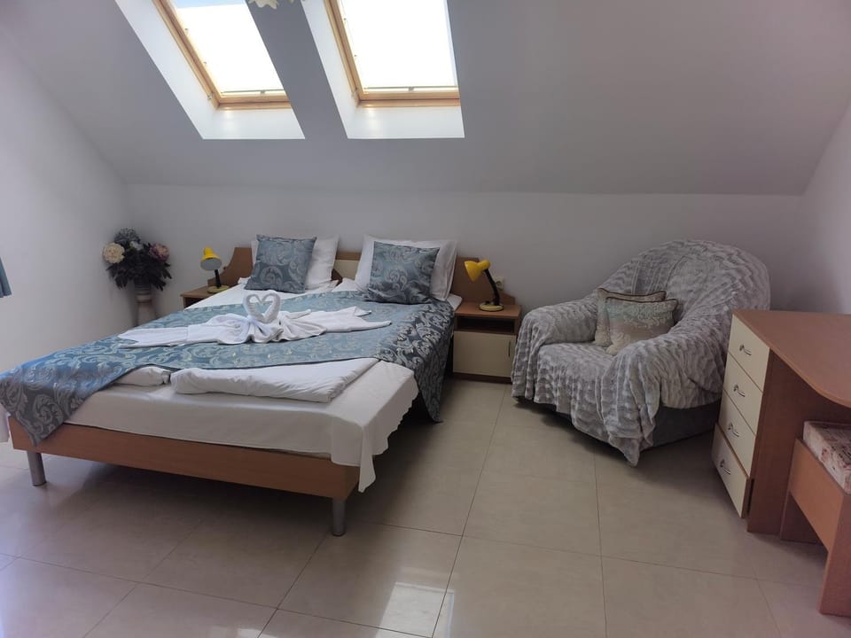 Bed, Photo of the whole room, Bedroom, towels