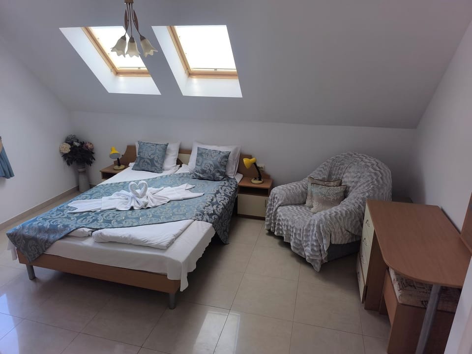 Bed, Photo of the whole room, Bedroom, towels