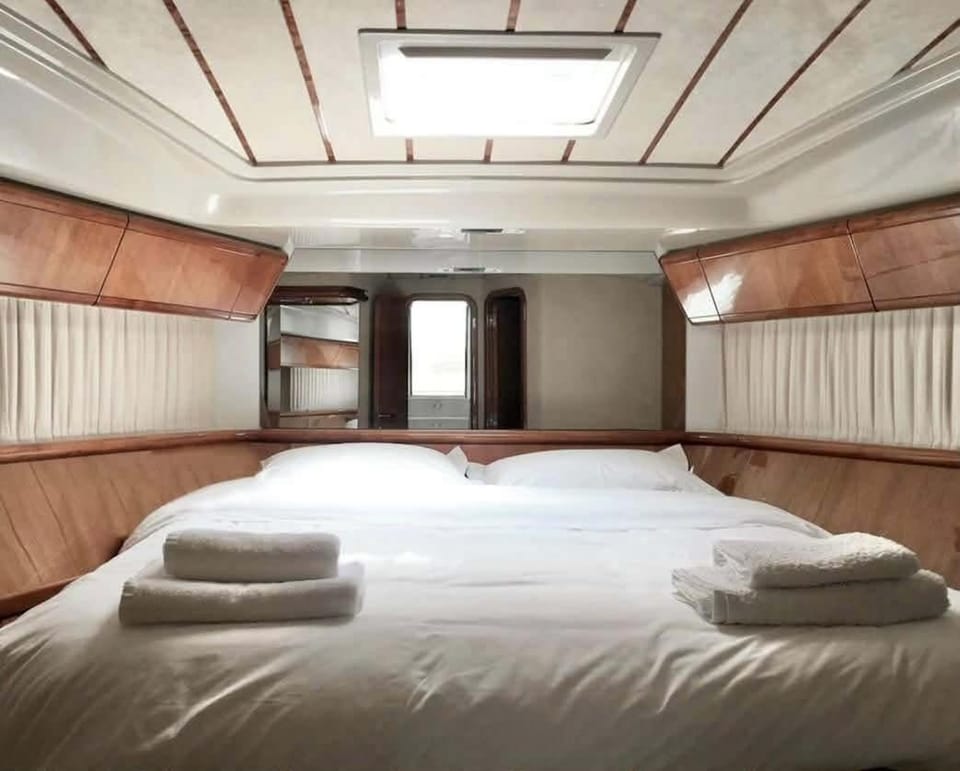 Bed, Bedroom, towels, wardrobe